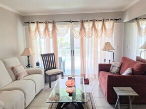 1035 Hillsboro Mile in Hillsboro Beach, FL - Building Photo - Building Photo