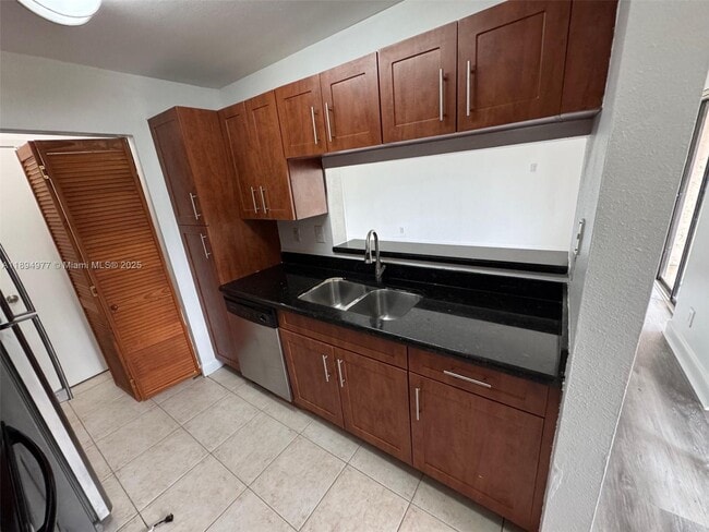 3947 NW 87th Ave in Sunrise, FL - Building Photo - Building Photo