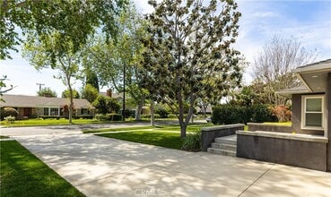 933 W Riviera Dr in Santa Ana, CA - Foto de edificio - Building Photo