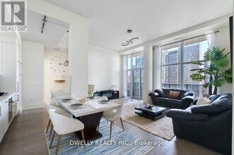 330 Richmond St W in Toronto, ON - Building Photo - Building Photo