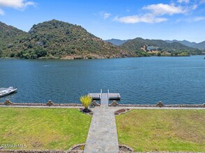800 Lake Sherwood Dr in Westlake Village, CA - Building Photo - Building Photo