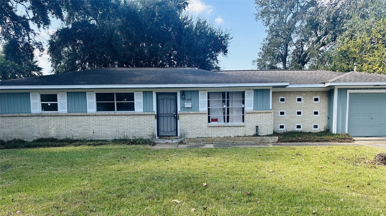 11608 Segrest Dr in Houston, TX - Building Photo
