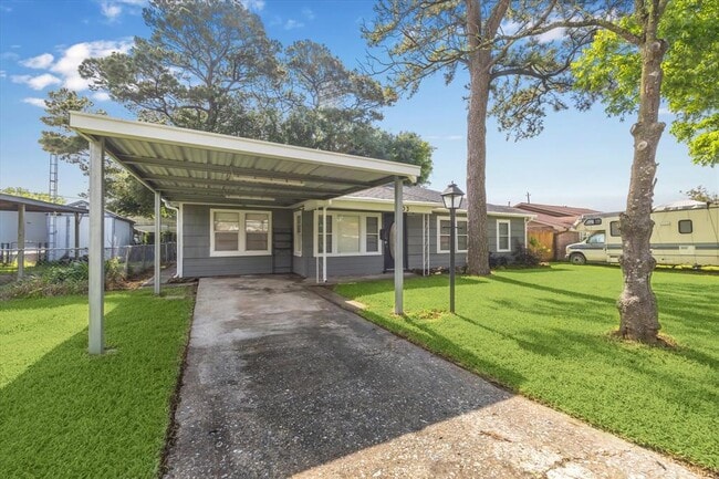 403 W Oak St in Highlands, TX - Building Photo - Building Photo