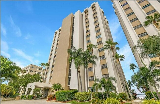 1901 Clifford St in Ft. Myers, FL - Building Photo - Building Photo