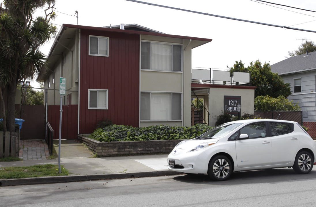 1217 Laguna Ave in Burlingame, CA - Foto de edificio