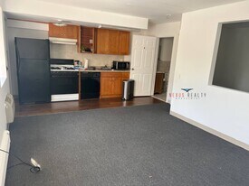 35-04 28th Ave in Queens, NY - Building Photo