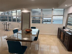 801 Brickell Bay Dr in Miami, FL - Building Photo - Building Photo