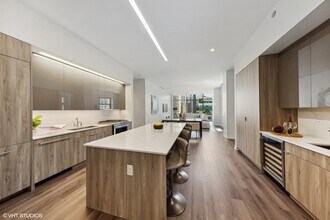 61 E Banks St in Chicago, IL - Building Photo - Building Photo