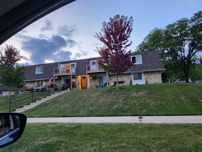 1381 Meadowcreek in Pewaukee, WI - Building Photo - Building Photo