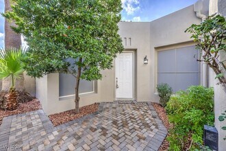 111 Twin Towers Ave in Las Vegas, NV - Building Photo - Building Photo