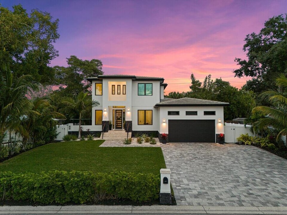 577 Venice Ln in Siesta Key, FL - Building Photo