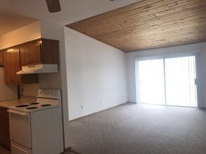 Spacious 1 &2 Bedrooms with Balcony, Parking and Onsite Laundry in Rockford, IL - Foto de edificio - Interior Photo