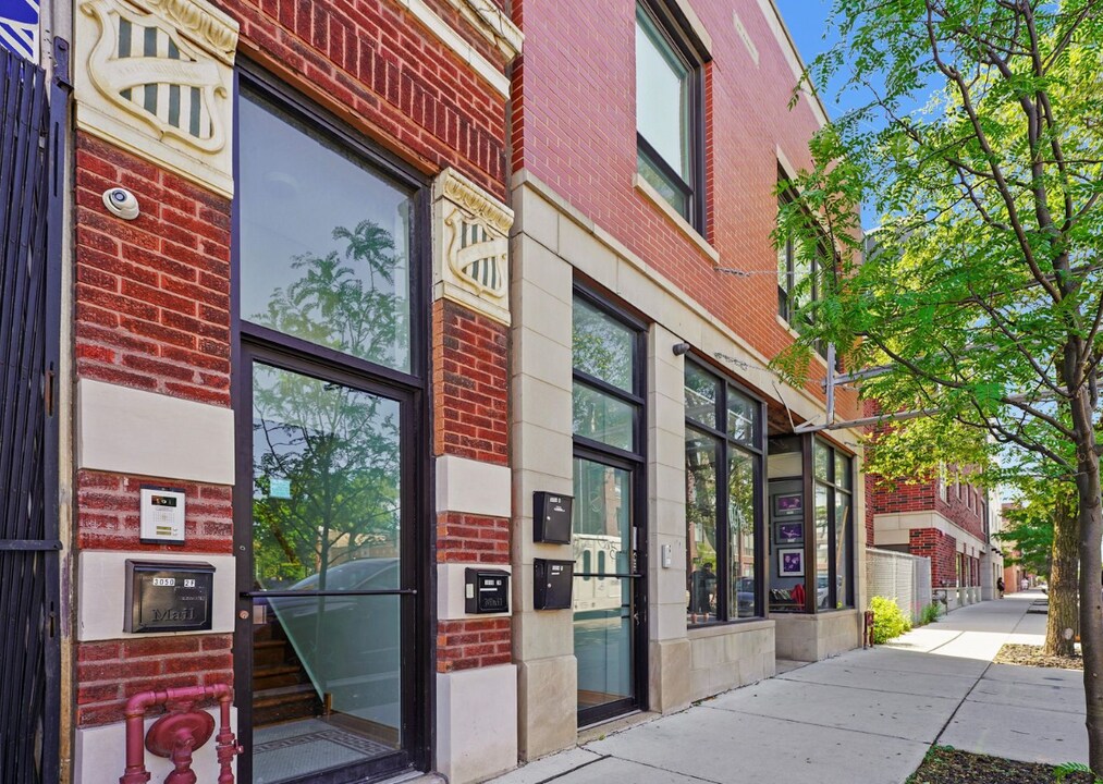 3048 N Milwaukee Ave in Chicago, IL - Building Photo