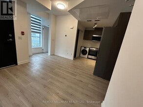 851-851 Sheppard Ave W in Toronto, ON - Building Photo - Building Photo