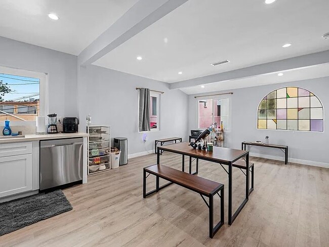 1005 Hi Point St, Unit 1005 in Los Angeles, CA - Building Photo - Building Photo