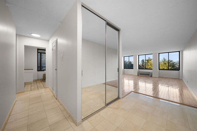 300 Winston Dr in Cliffside Park, NJ - Building Photo - Building Photo