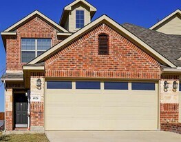 4920-4922 Villas Dr in Sanger, TX - Building Photo