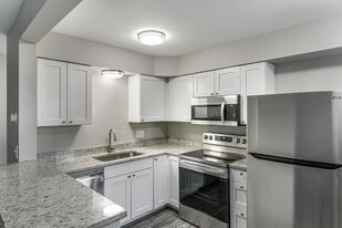 Wilshire Apartments in Lansing, MI - Building Photo