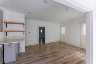 3201 W 18th St, Unit 3203 in Los Angeles, CA - Building Photo - Building Photo