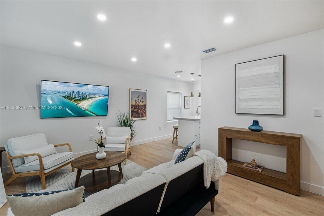 12325 NE 11th Pl in North Miami, FL - Building Photo