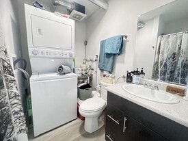 995 England Ave in Courtenay, BC - Building Photo