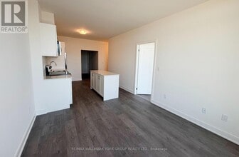 715 Davis Dr in Newmarket, ON - Building Photo - Building Photo