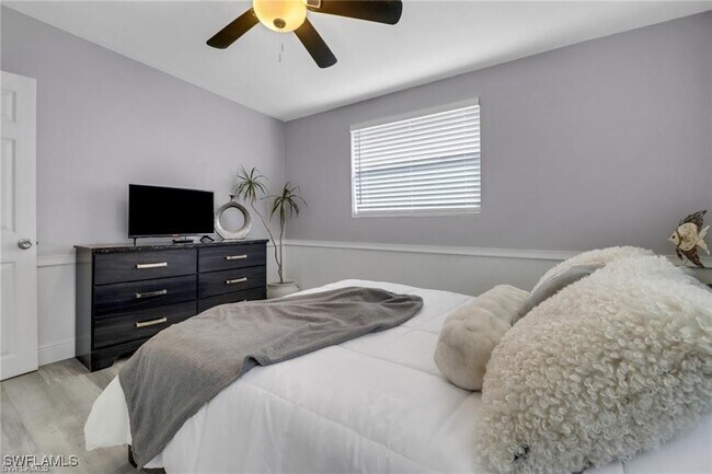 property at 2047 Harbor Ln