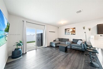 1050 W Davis Pkwy in Florida City, FL - Building Photo - Building Photo