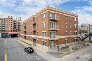 Le Girouard St-Luc Apartments