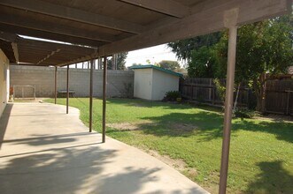 4709 Summertree Ln in Bakersfield, CA - Foto de edificio - Building Photo