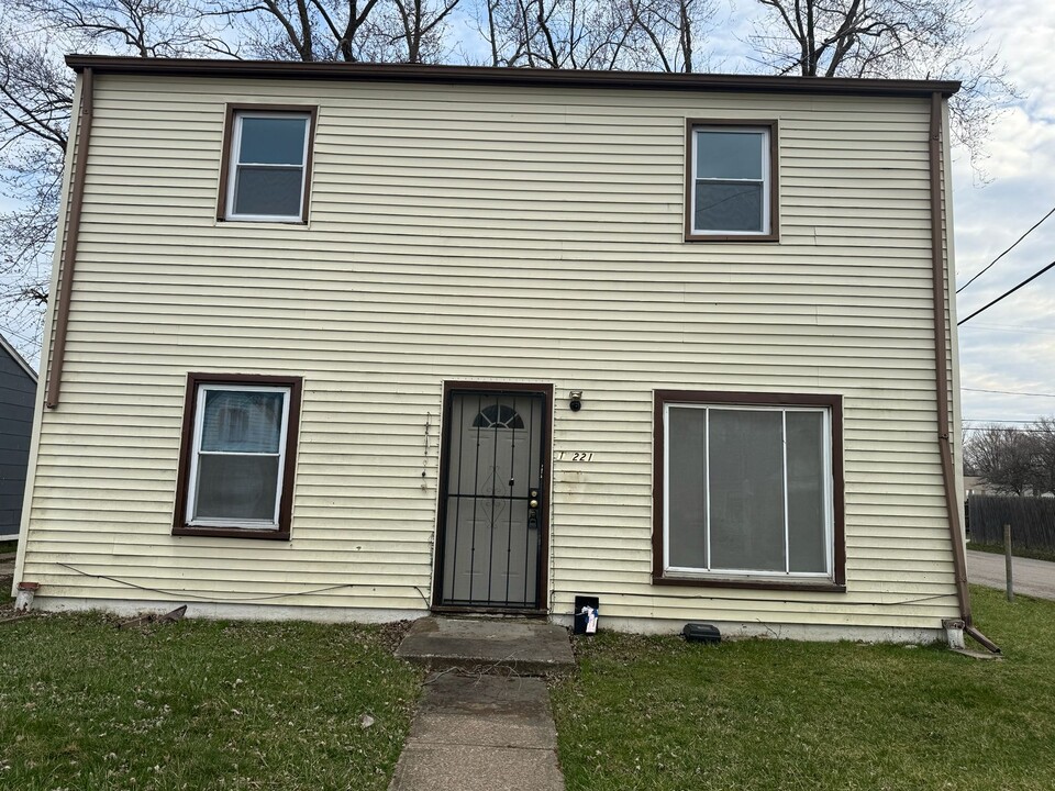 12221 Sobieski Ave in Cleveland, OH - Foto de edificio