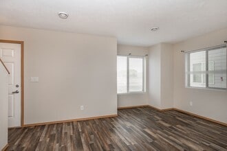 120 Shebal Ave in Harrisburg, SD - Foto de edificio - Building Photo