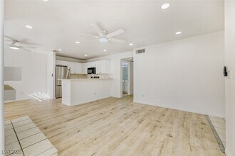 2972 Juniper Hills Blvd in Las Vegas, NV - Foto de edificio - Building Photo