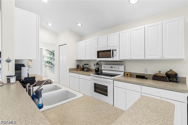 11015 Mill Creek Way in Ft. Myers, FL - Building Photo - Building Photo