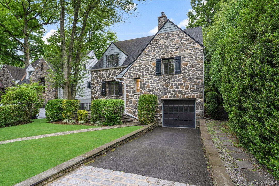4 Concord Ave in Larchmont, NY - Building Photo