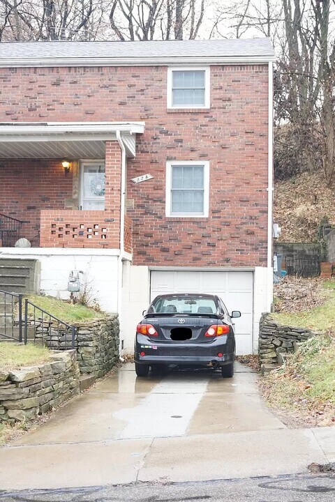 228 E Garden Rd in Pittsburgh, PA - Building Photo
