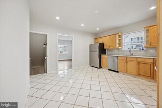 271 Monroe St in Bristol, PA - Building Photo - Building Photo