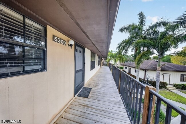 5300 Treetops Dr in Naples, FL - Building Photo - Building Photo