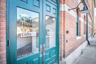 215 N Court St in Montgomery, AL - Foto de edificio - Building Photo