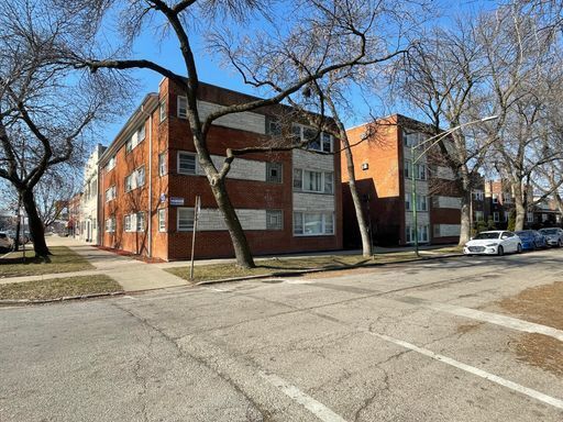 2402 N New England Ave in Chicago, IL - Foto de edificio