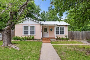 1424 Knight St in Denton, TX - Building Photo