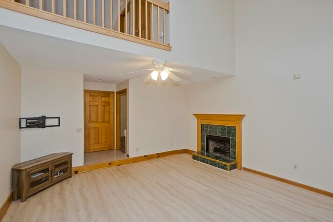 27 Bunker Cir in East Longmeadow, MA - Building Photo - Building Photo