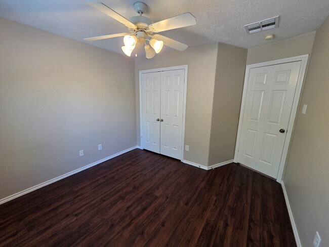 22885 Lantern Hills Dr in Kingwood, TX - Foto de edificio - Building Photo