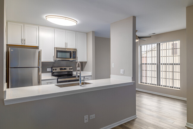 Clover Ridge East Apartments in Palatine, IL - Building Photo - Interior Photo