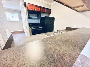 805 S Center St-Unit -108 in Austin, TX - Building Photo - Building Photo