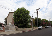 8741 Darby Ave in Northridge, CA - Foto de edificio - Building Photo