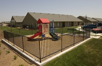 College Park Apartment Homes in Lemoore, CA - Foto de edificio - Building Photo