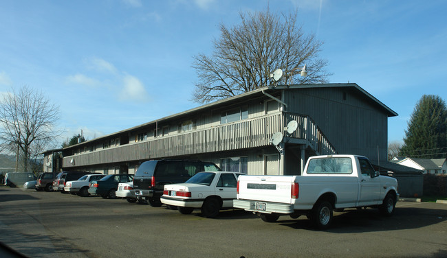 948 S 6TH St in Cottage Grove, OR - Building Photo - Building Photo