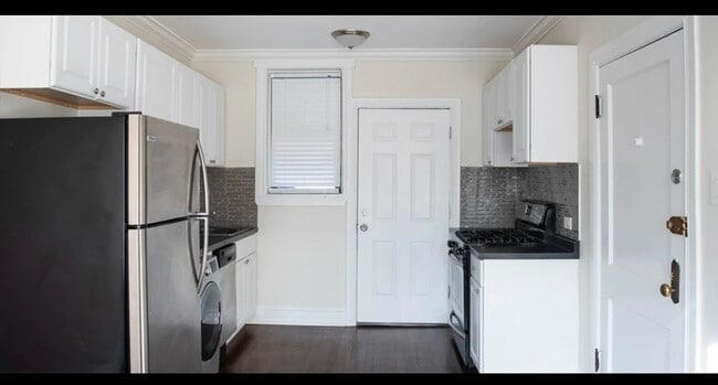 1056 W Lill Ave in Chicago, IL - Foto de edificio - Building Photo