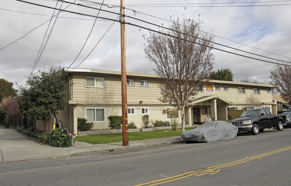 Lanai Garden Apartments in Hayward, CA - Building Photo